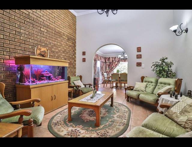 7 BEDROOM HOUSE FOR SALE IN GLENVISTA